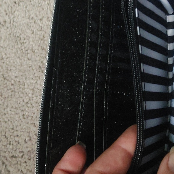 Marc Tetro zip around wallet - Picture 5 of 7